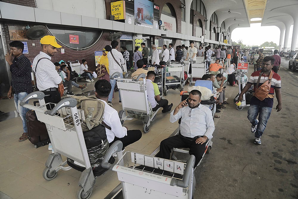 | Photo: AP/Anik Rahman : Passengers at Hazrat Shahjalal International Airport